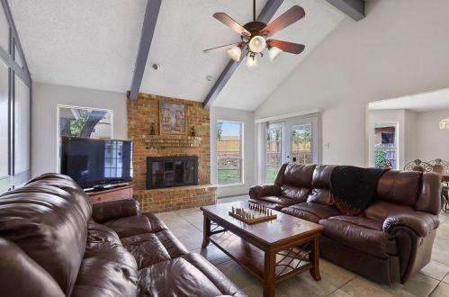 404 Kelley Ct, Fort Worth, TX 76120-1700