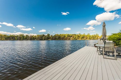 82 Grassmere Ave, Oakdale, NY 11769-1911