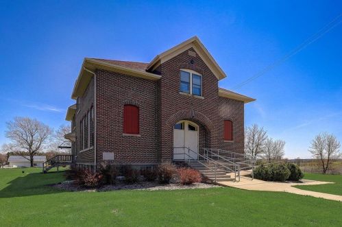 6288 Nabob Dr, West Bend, WI 53095-9115