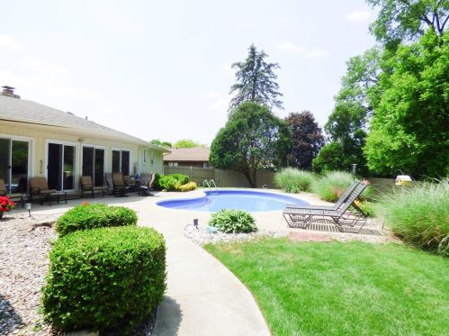 17911 Williamsburg Dr, Granger IN  46530-9252 exterior