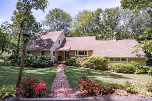 9 Woodmere Dr, Northport, NY 11768-1419