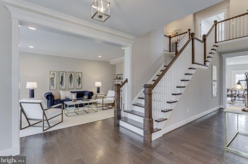 1 Lakefield Rd, Round Hill, VA 20141-2419