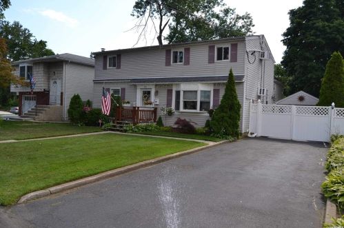 83 2nd Ave, North Lindenhurst, NY 11757-1107