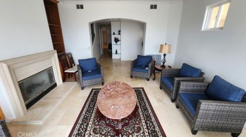2212 Pacific Coast Hwy, Huntington Beach CA  92648-3958 exterior