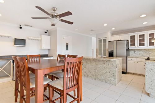 22 Governors Ct, West Palm Beach FL  33418-7159 exterior