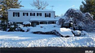 6 Sparrow Ln, East Hills, NY 11576-2525