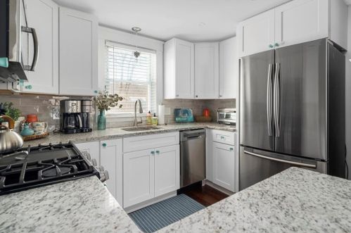 18 Lakeview Dr, South Kingstown RI  02882-1223 exterior