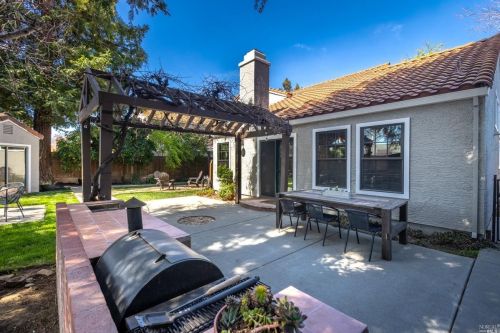 424 Stanford St, Vacaville CA  95687-4653 exterior