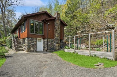 16 Deer Trl, Greenwood Lake NY  10925-4220 exterior