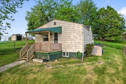 27 Lavonne Ave, North Charleroi, PA 15022-3302