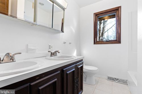 11 Woodbrook Cir, Wilmington DE  19810-4119 exterior