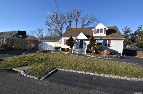 93 Root Ave, Islip Manor, NY 11751-2417