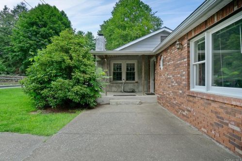 30 Teakettle Spout Rd, Mahopac, NY 10541-4237