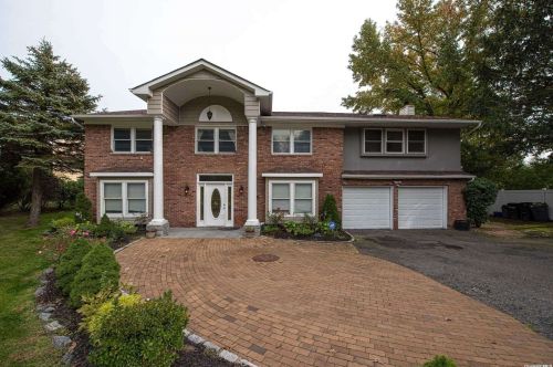 101 Stonehurst Ln, Huntington Station, NY 11746-7930