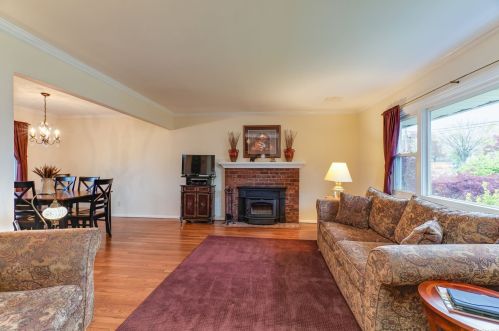 28 Orton Dr, Elwood, NY 11731-3620