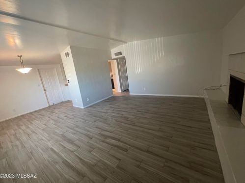 2749 Alvernon Way, Tucson AZ  85712-1849 exterior