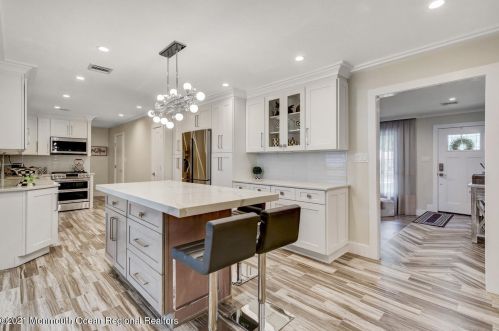 4 Windsor Ct, Jackson Twp NJ  08527-1214 exterior