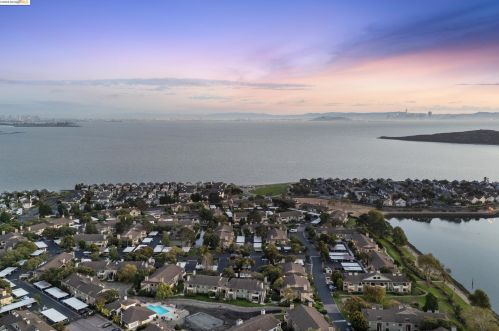 123 Lakeshore Ct, Richmond CA  94804-7422 exterior