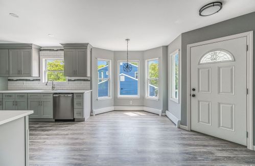 31 Sayville Rd, Scotts Beach, NY 11789-2817