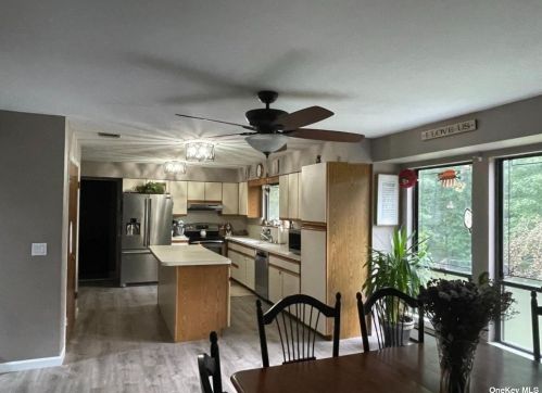 15 Ramblewood Rd, Shoreham NY  11786-2301 exterior