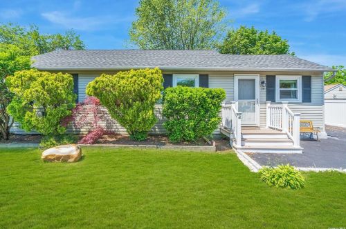 28 Anne Rd, South Setauket, NY 11720-3871