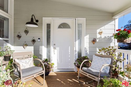 154 Navajo Ln, Topanga CA  90290-4451 exterior