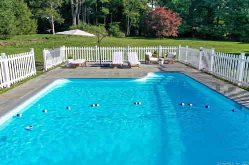 1293 Smith Ridge Rd, New Canaan, CT 06840-2335