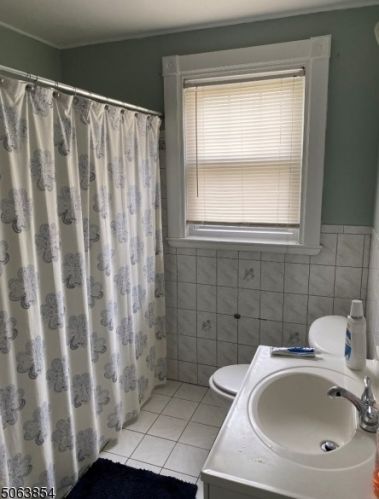 144 6th Ave, Roselle, NJ 07203-1905