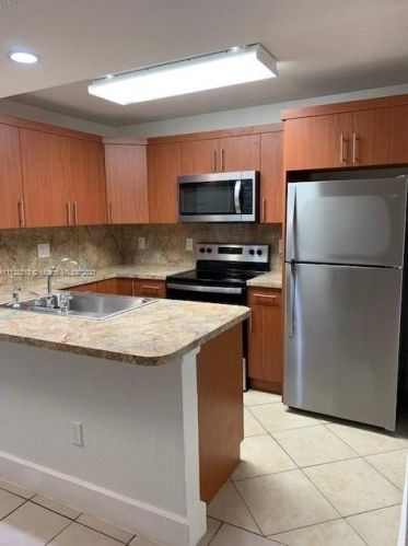 6580 27th Ct, Hialeah, FL 33016-2808