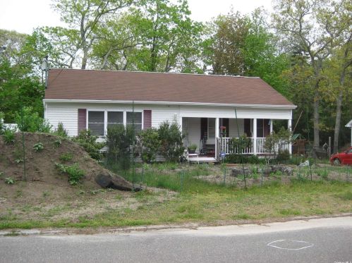 25 Cherry St, Baiting Hollow, NY 11933-9779