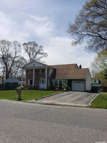 4 Vautrin Ave, Holtsville, NY 11742-1624