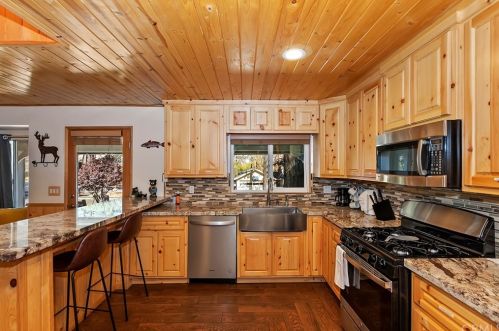 1112 Country Club Blvd, Big Bear City, CA 92314-9710