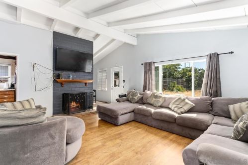 326 Yacon St, Vista, CA 92083-5647