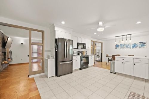 38 Hemlock Trl, Bridgeport CT  06611-3343 exterior