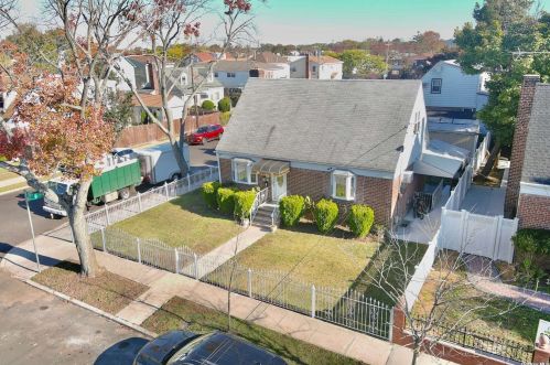 25103 139th Ave, Jamaica, NY 11422-2603