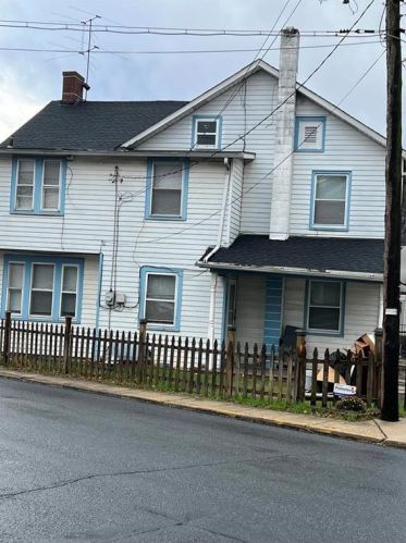 225 Mulberry St, Catasauqua, PA 18032-1972