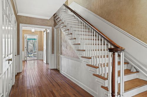 8241 River Rd, Milwaukee, WI 53217-2546
