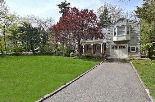3 Brook Ln, Great Neck, NY 11023-1906
