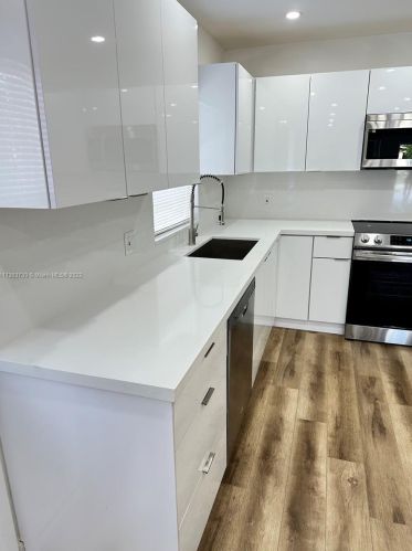 5734 37 St, Hollywood FL 33024-8402 exterior