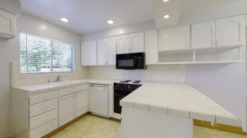 420 Sherwood Dr, Gilroy CA  95020-4221 exterior