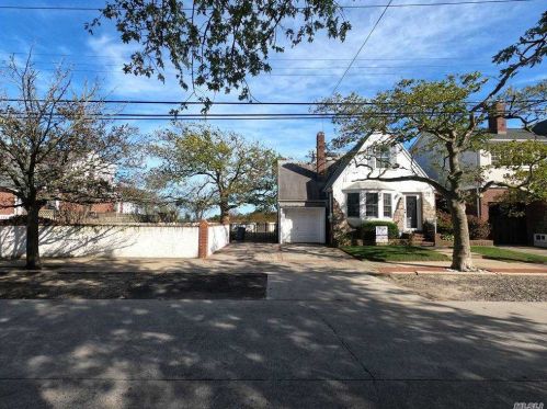64 Mineola Ave, Pt Lookout, NY 11569-3022