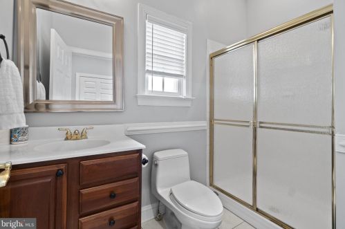 17621 Stonegait Ct, Round Hill VA  20141-2264 exterior