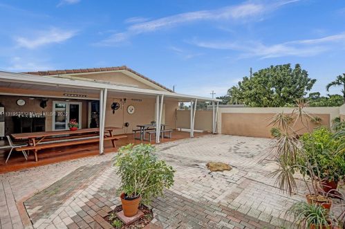 7215 15th Ave, Hialeah FL  33014-3805 exterior