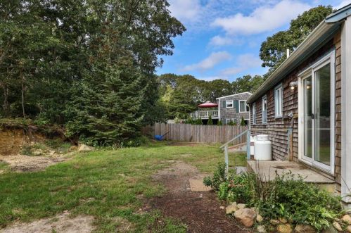 2 Teaberry Ln, Marthas Vineyard MA 02539-6821 exterior