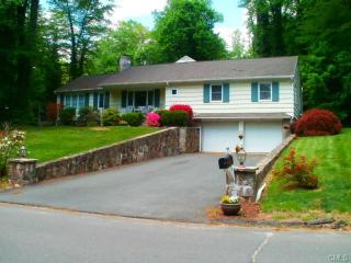 3 Bear Den Rd, Bridgeport, CT 06611-3320