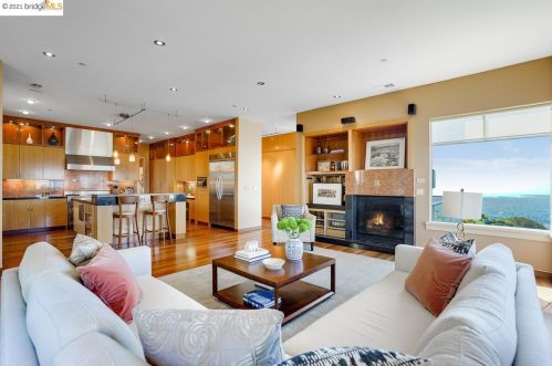 13349 Campus Dr, Oakland CA  94619-3709 exterior