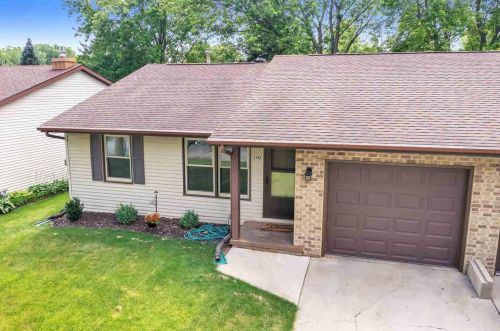 2180 Woodcrest Dr, Green Bay, WI 54304-1833