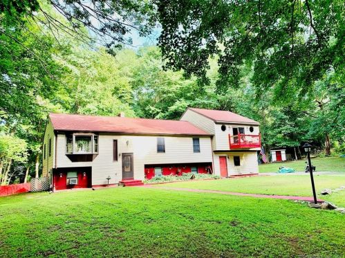 5 Gail Ave, Uncasville, CT 06382-1713