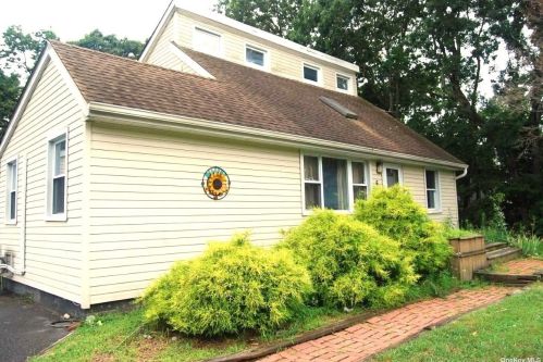 6 Ralph St, Holbrook, NY 11741-1015