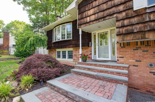 217 Kohr Rd, San Remo, NY 11754-1212
